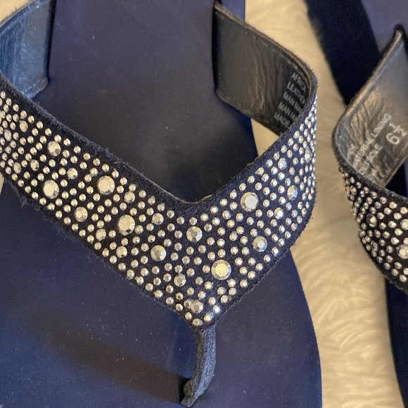 Yellow Box sandals flip flops Sz6.5.  Navy blue color - Picture 4 of 8